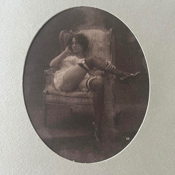 french antique boudoir matted oval print in a white wooden frame - Picture 1 of 4